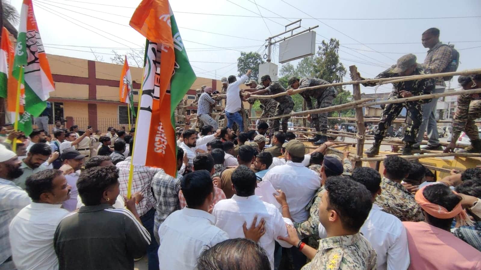 प्रदर्शन करते कांग्रेसी कार्यकर्ता