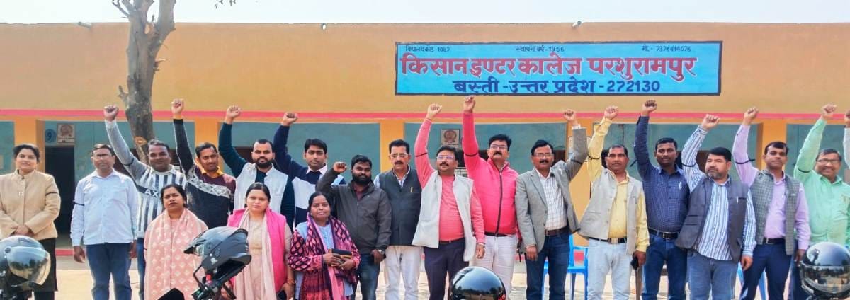 In protest against TET, teachers wore black bands and taught.