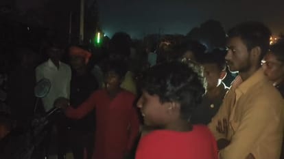 पटना के बिहटा में बच्चा चोरी का आरोप में एक युवक की लोगों ने जमकर की पिटाई