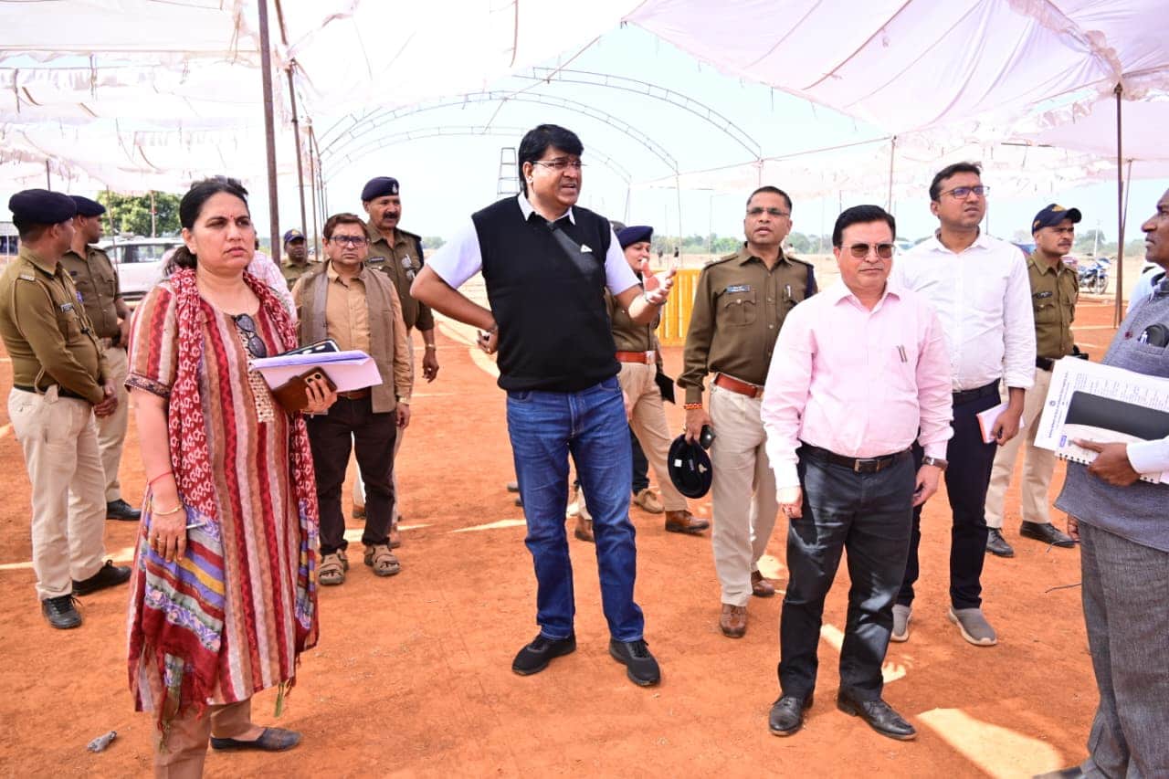 राज्यपाल के दौरे को लेकर व्यवस्थाओं का जायजा लेते हुए जिला प्रशासन के अधिकारी।