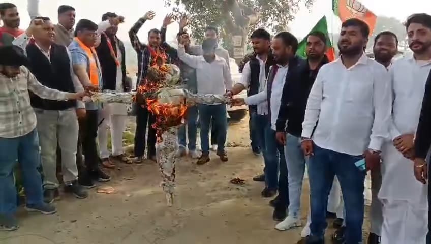 BJP Yuva Morcha burns effigy of Rahul Gandhi in protest
