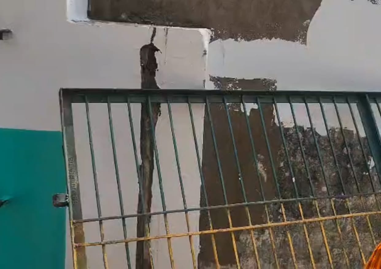 The gate of Dadra Primary School was broken, two children were injured.