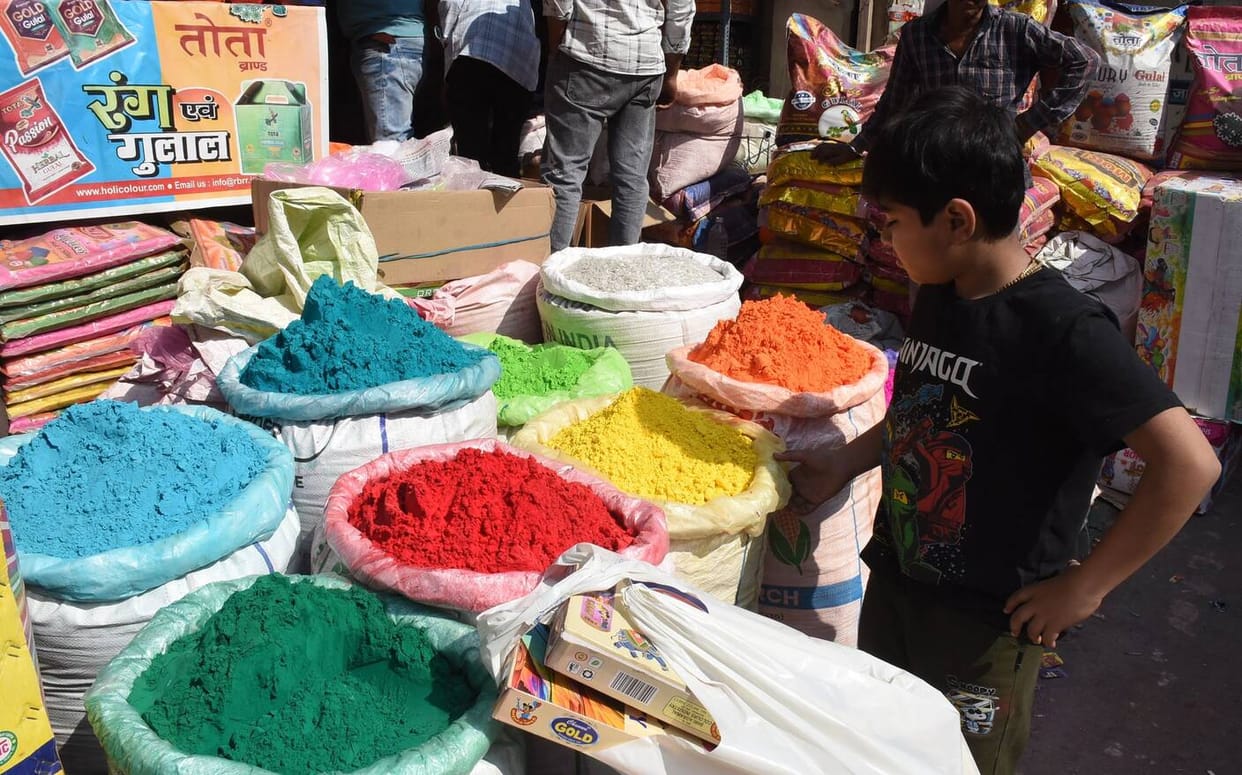 Preparation to spread more color in the environment than applying it