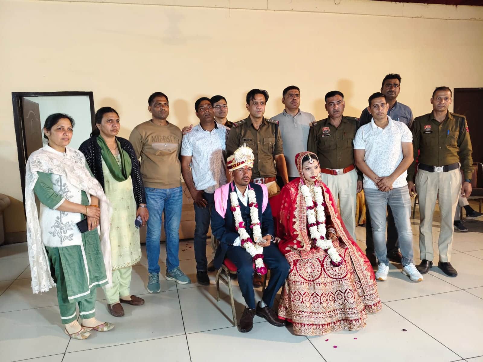 रेवाड़ी। मॉडल टाउन थाना में कार्यरत रसोइया की बेटी की शादी करवाते हुए थाना प्रबंधक रतनलाल व स्ट