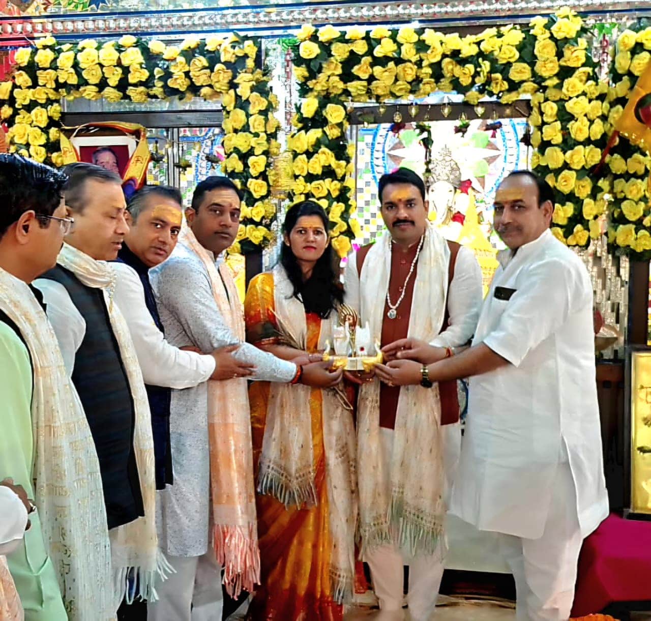 रेवाड़ी। श्री मुरली मनोहर मंदिर से पैदल निशान यात्रा से पूर्व बाबा श्याम का आशीर्वाद लेते मुख्य