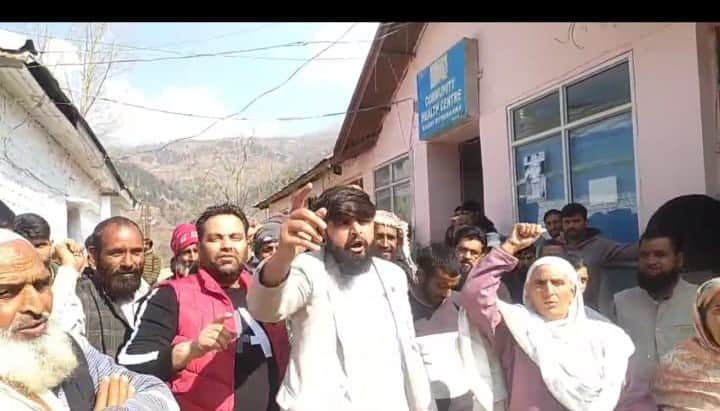 सीएचसी कोटरंका मे डॉक्टरों की कमी को लेकर लोगो का प्रदर्शन फोटो स्रोत लोकल मीडिया