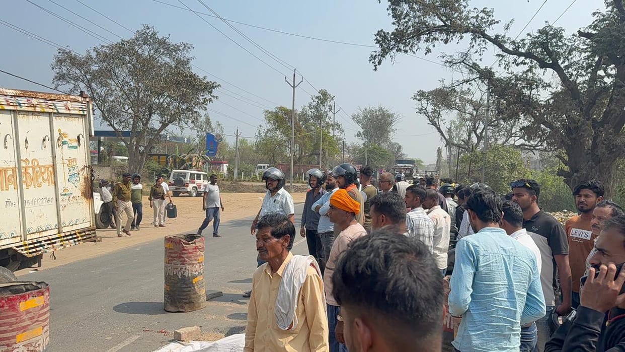 road blockade after death of lic employee in road accident near jail, rohtas bihar news