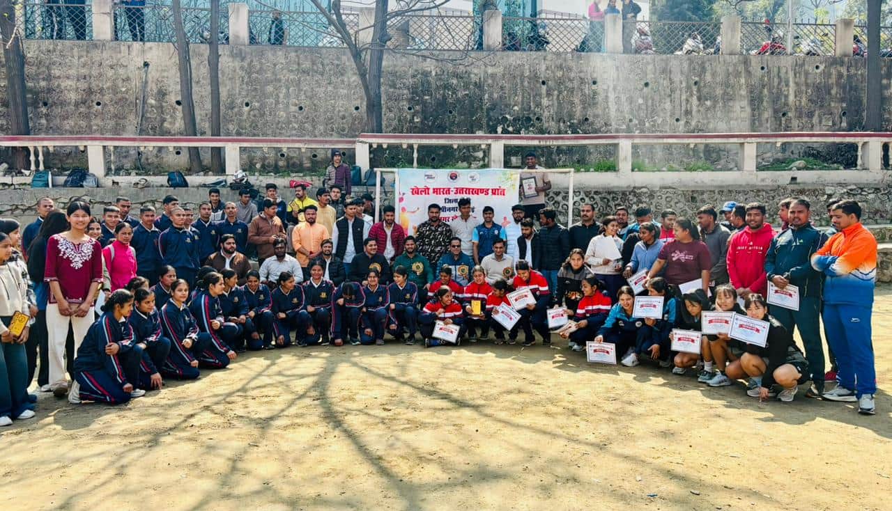 श्रीनगर में एबीवीपी की ओर से आयोजित खेल महाकुंभ के वितेता प्रतिभाययों के साथ आयोजक व अतिथि ---