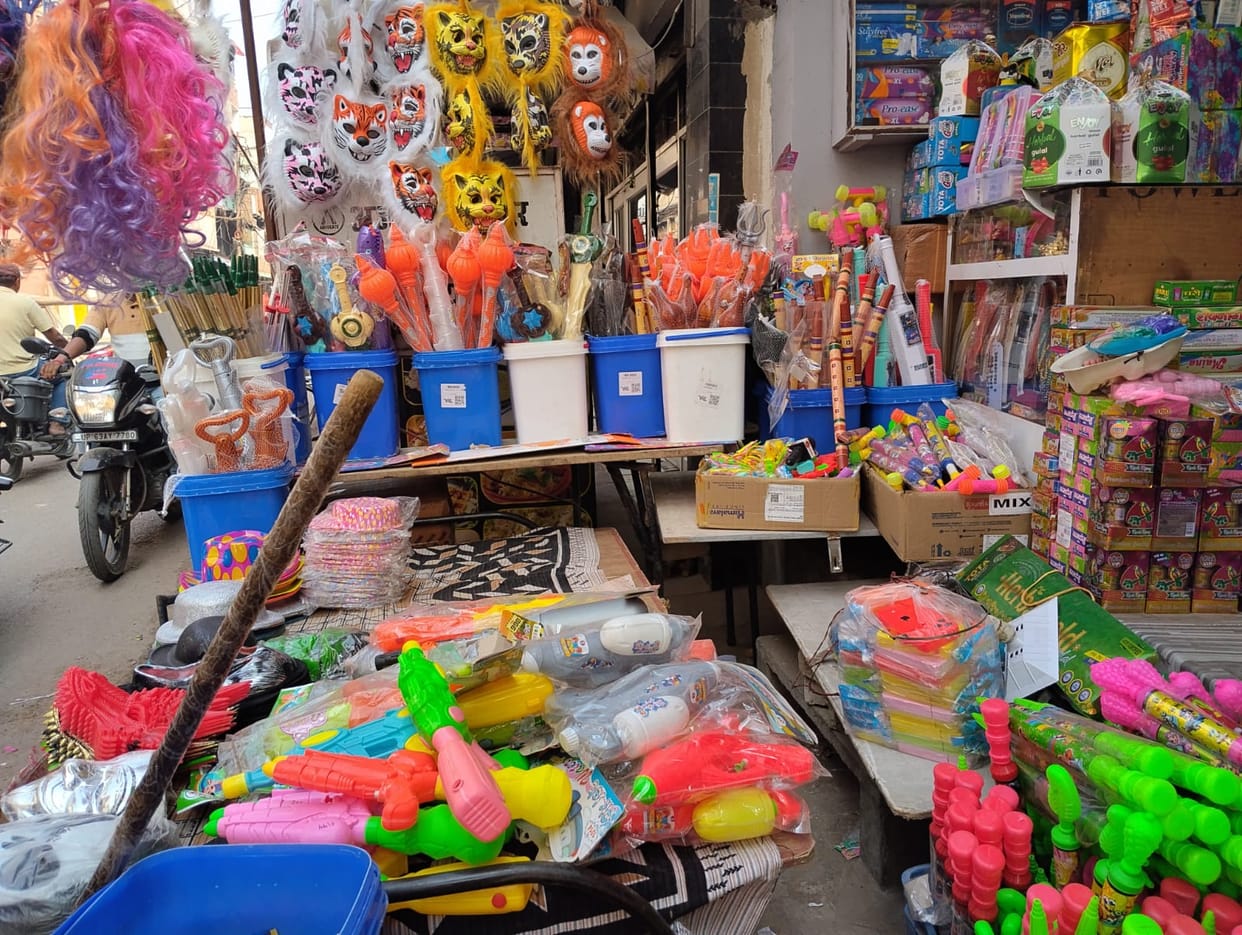 Festive colors in the market... happiness increased with the customers