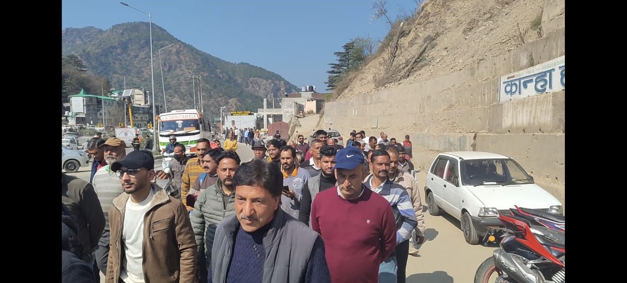 People wearing black masks raised slogans against the poor condition of the Solan-Subathu road.