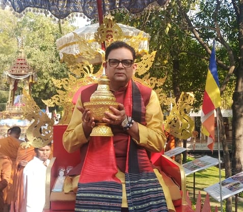 A grand metal procession was taken out to the Mahaparinirvana Temple of the Thai Monastery.