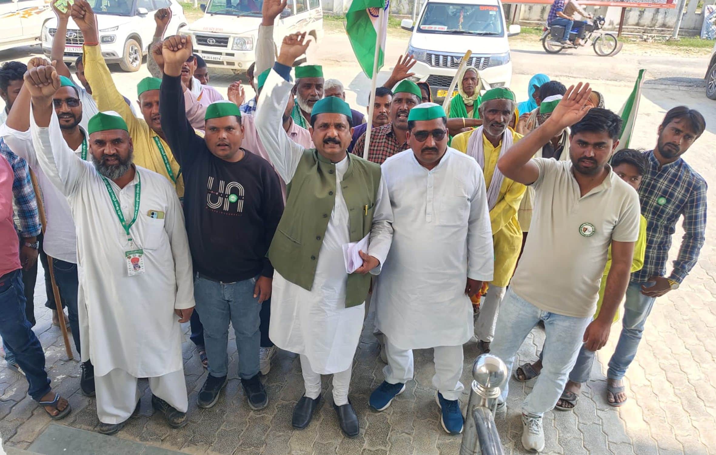 विकास भवन परिसर में प्रदर्शन करते भाकियू पदाधिकारी। -संवाद