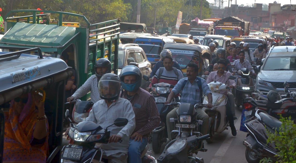 Heavy traffic jam on Yamuna Kinara and Fatehabad Road, people stranded for hours