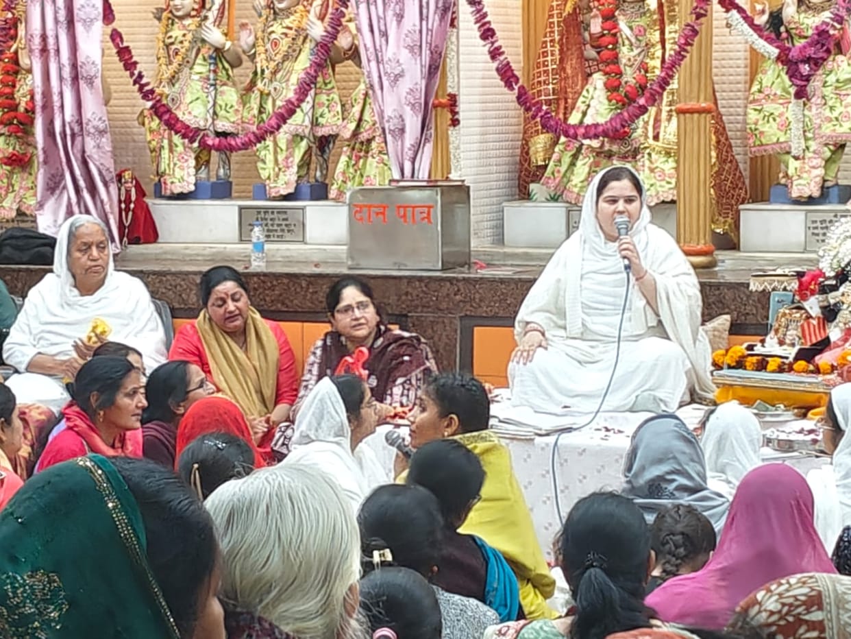 Women celebrated Holi festival at Prem Mandir