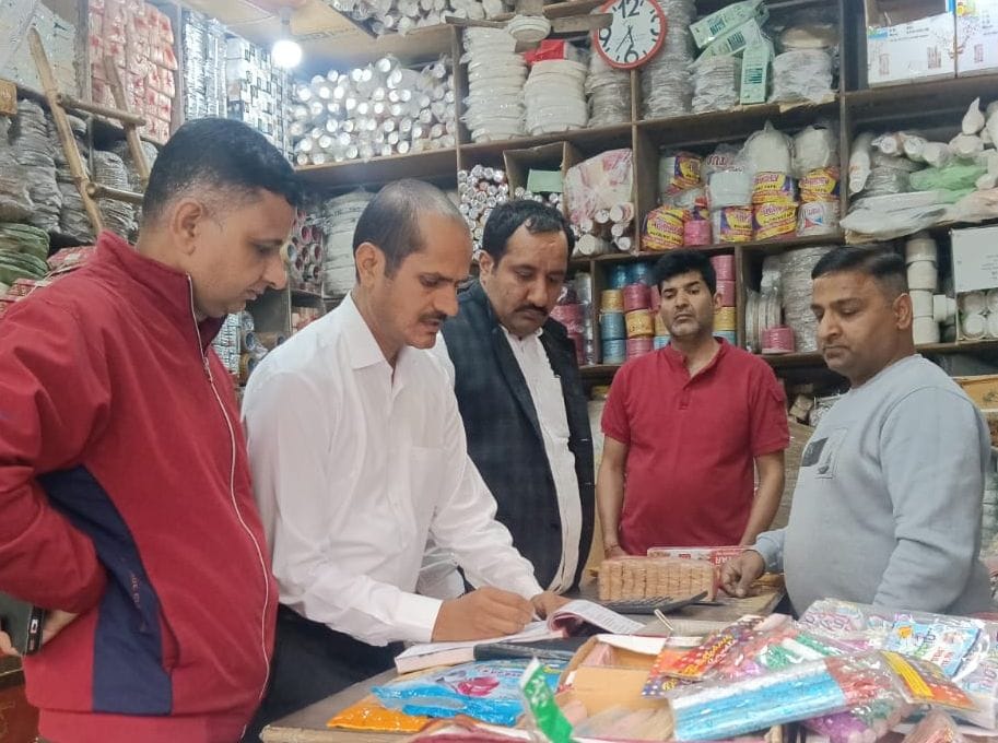 5 shopkeepers fined Rs 22,000 for selling plastic