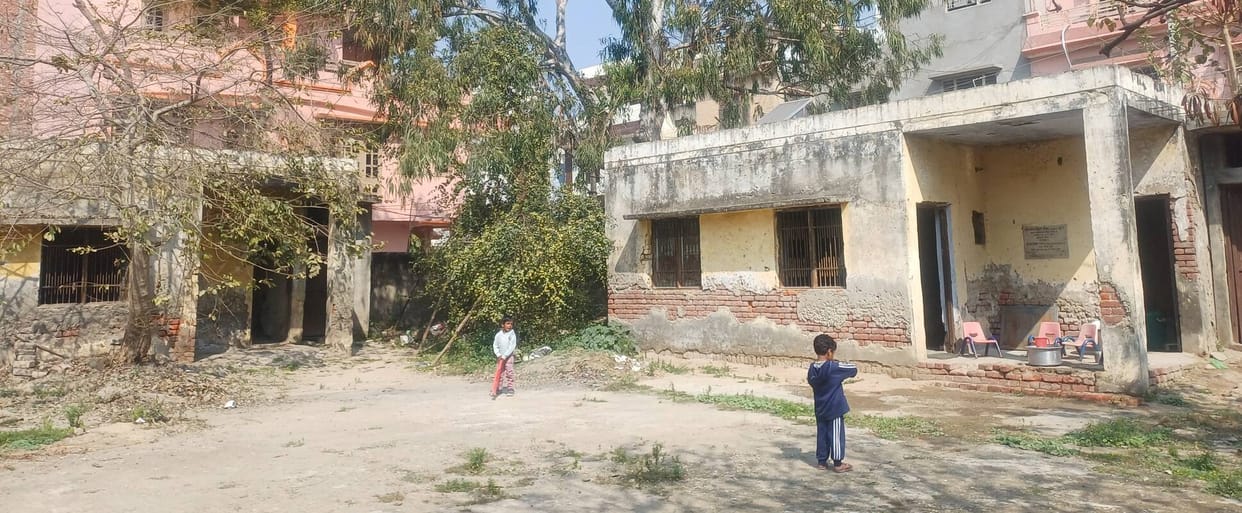 Anganwadi centre buildings are dilapidated, children are at risk due to falling plaster