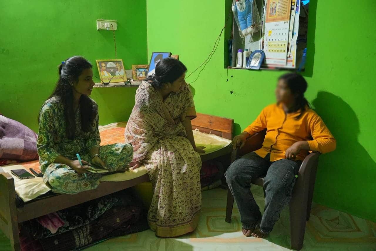 बच्चो से चर्चा करती अध्यक्ष