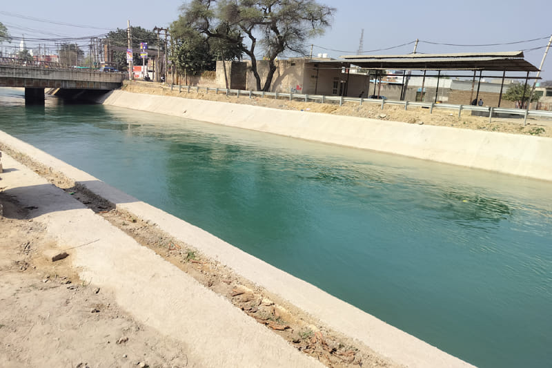 The work of setting up grills along the Bhakra canal is incomplete, posing a risk of accidents; the contractor has been issued notices four times.