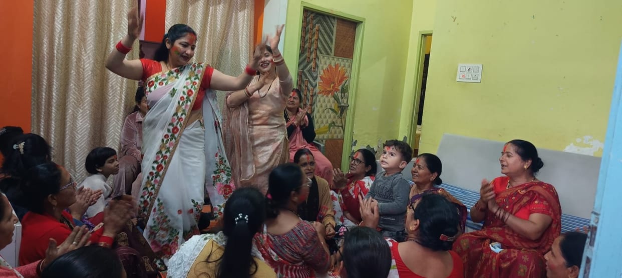 Sitting Holi: Radha fair, Hari wearing a crown, play Holi...