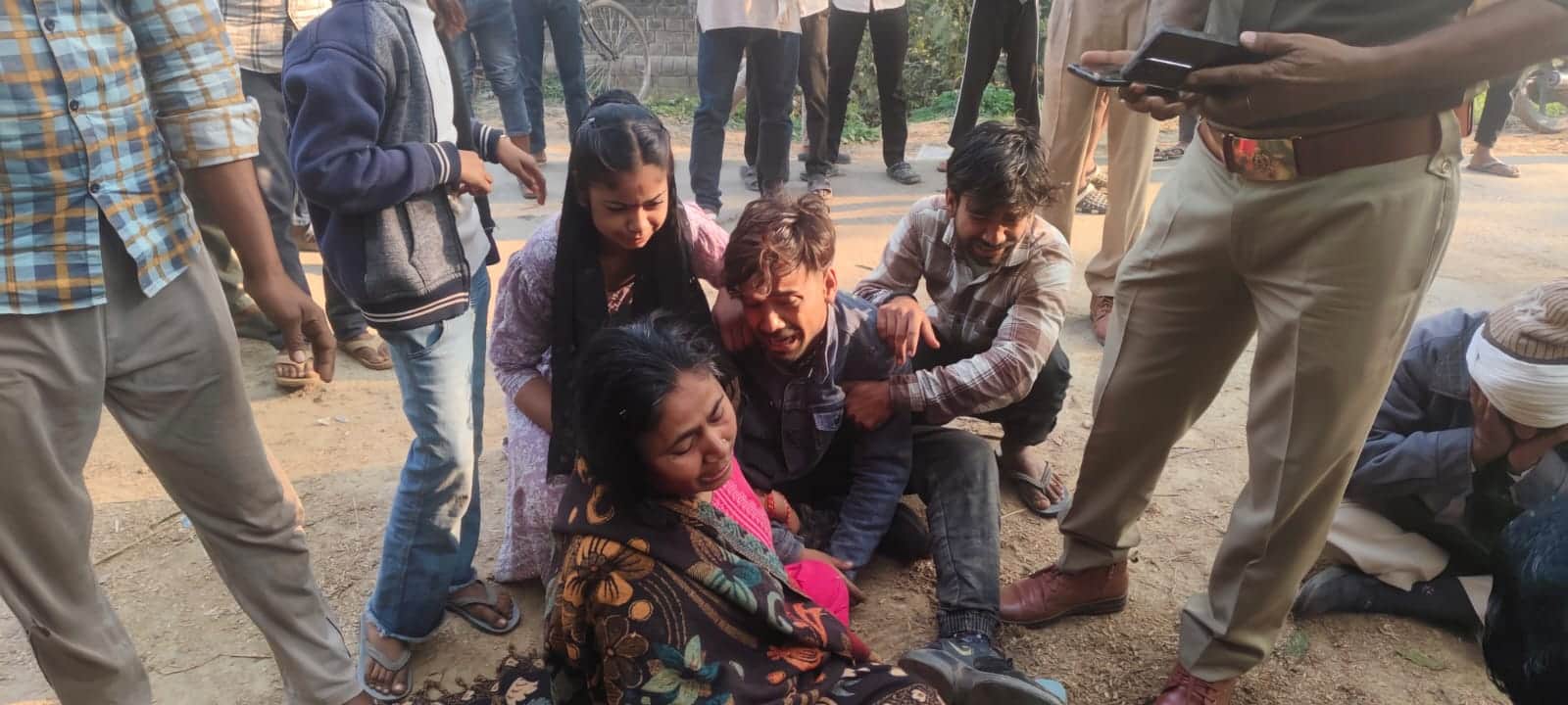 बाजारशुकुल कस्बे में मृतक शाहिद के रोते बिलखते परिजन। -संवाद