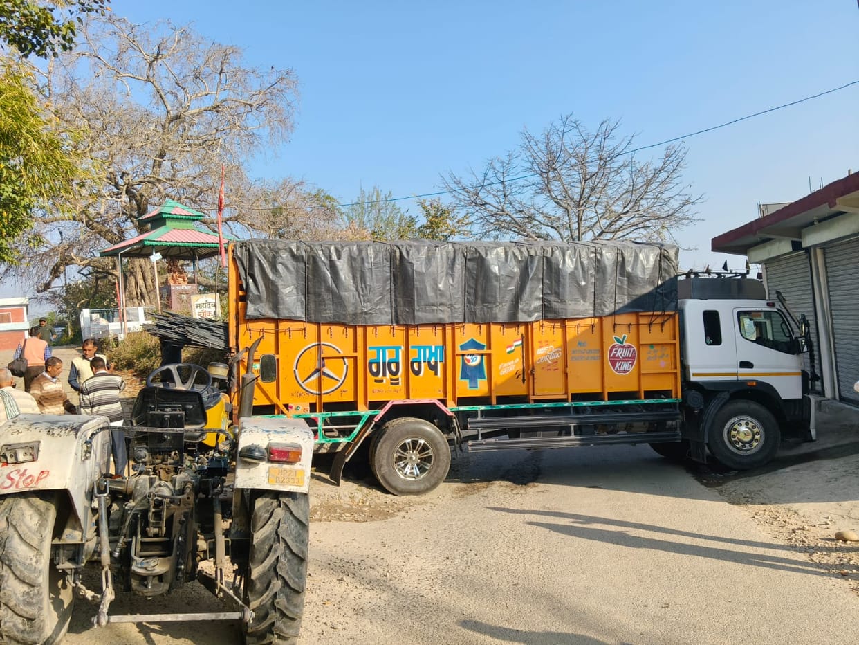 Traffic halted for two hours due to truck getting stuck near girls school