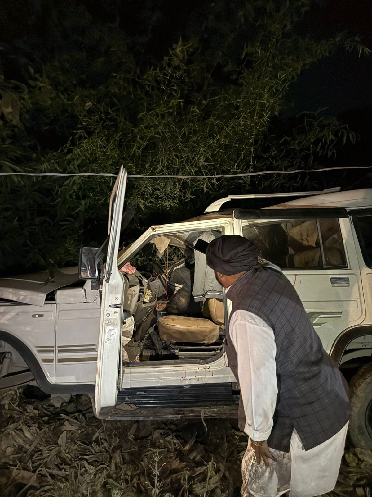 Eight injured in collision between Bolero and pickup