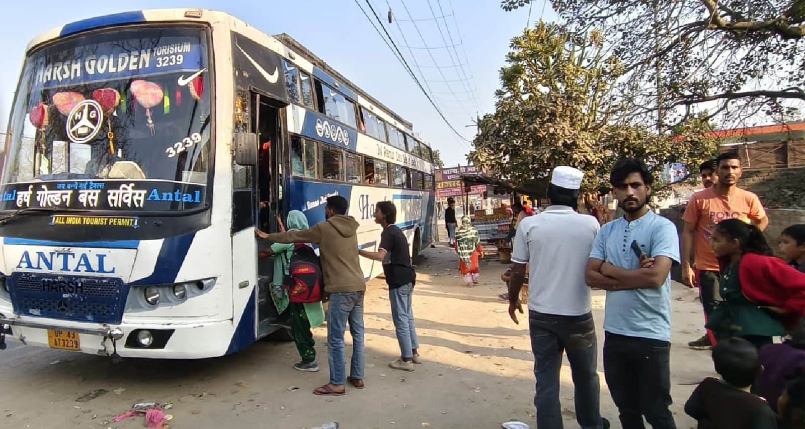 बिसौली से स्लीपर बस सवारियां भरती हुई। संवाद