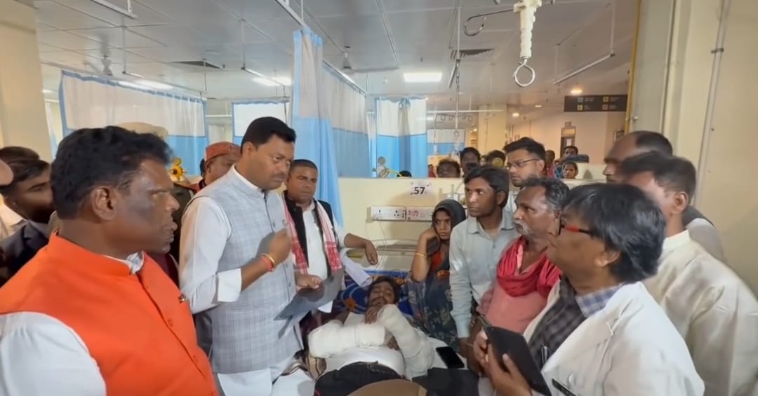 DMCH अधीक्षक को फटकार लगाते SC/ST मंत्री
