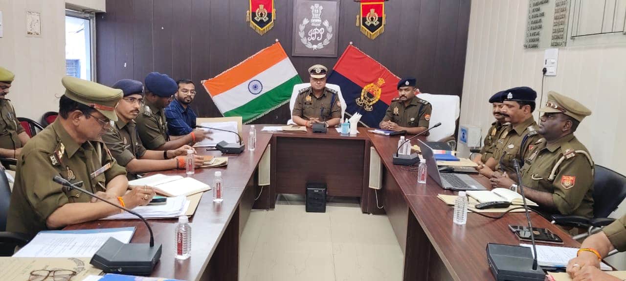 एसपी कार्यालय सभागार में बैठक करते डीआईजी सोमेन वर्मा।