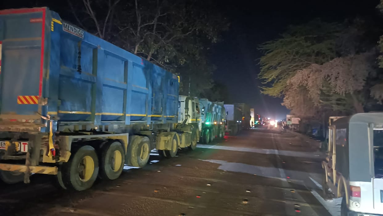 A 12-km-long traffic jam occurred on the Yamuna bridge after a dumper broke down.