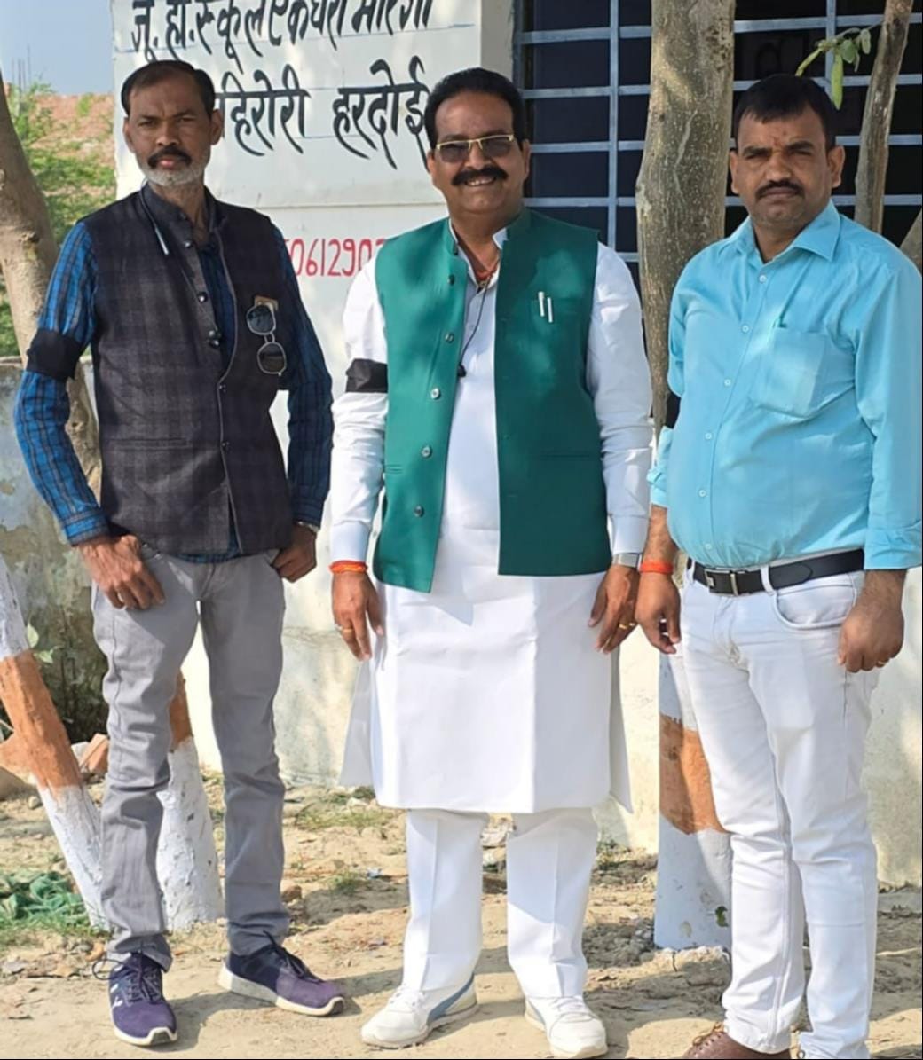 Wearing black bands, demand for abolition of TET requirement