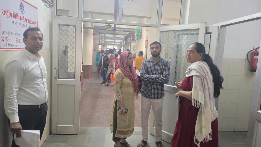 A woman who came for treatment accused the doctor of misbehaving with her.