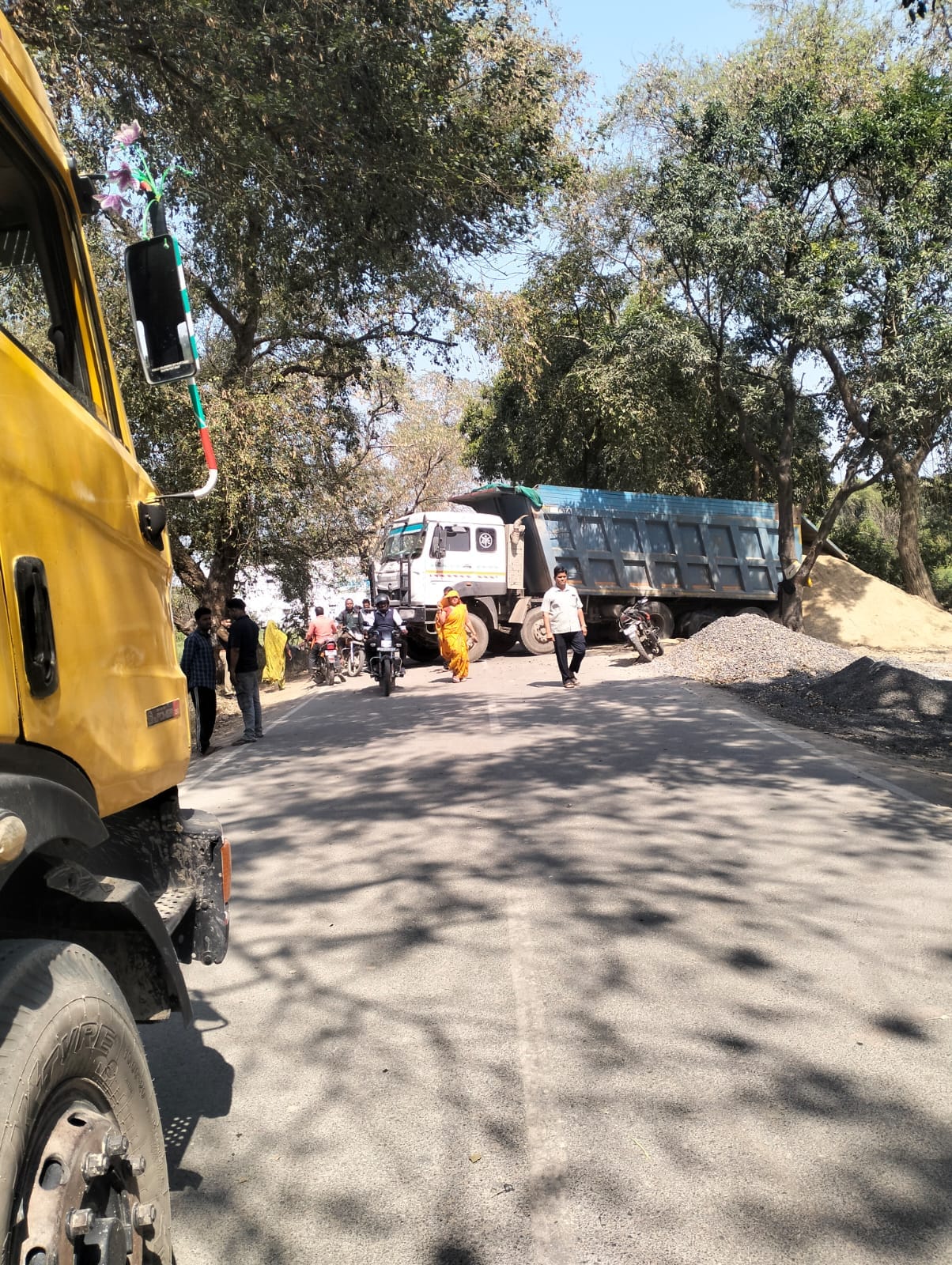 A broken dumper caused traffic jam for six hours, causing inconvenience to commuters