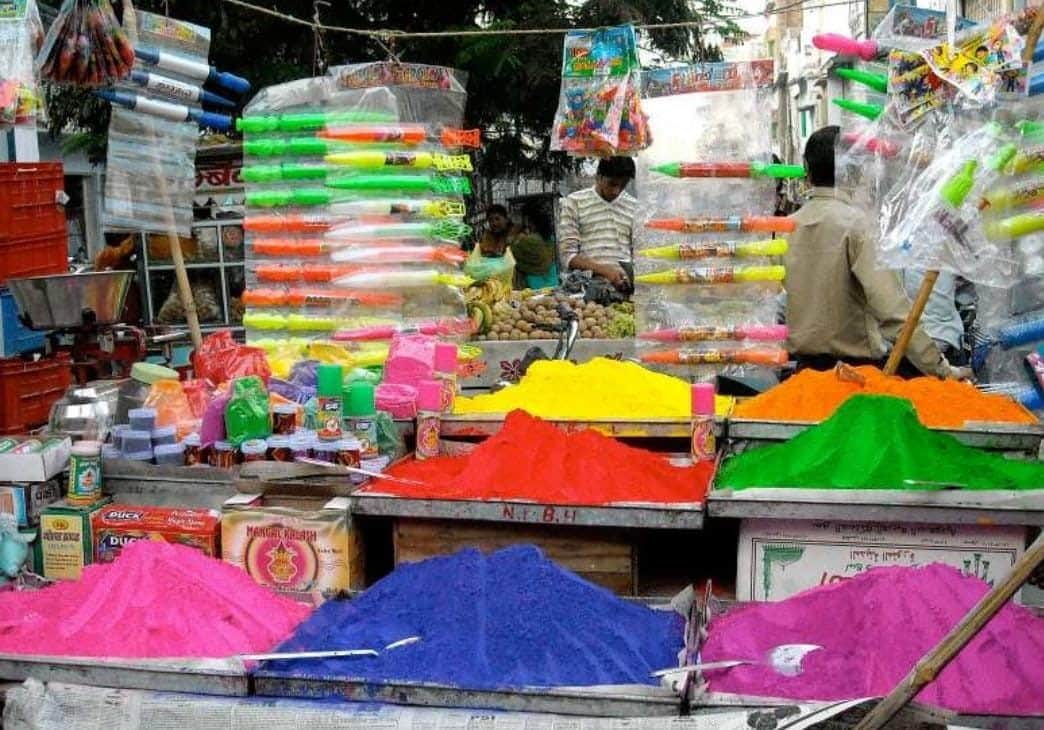 गोपीगंज बाजार में सजी रंग गुलाल की दुकान। संवाद