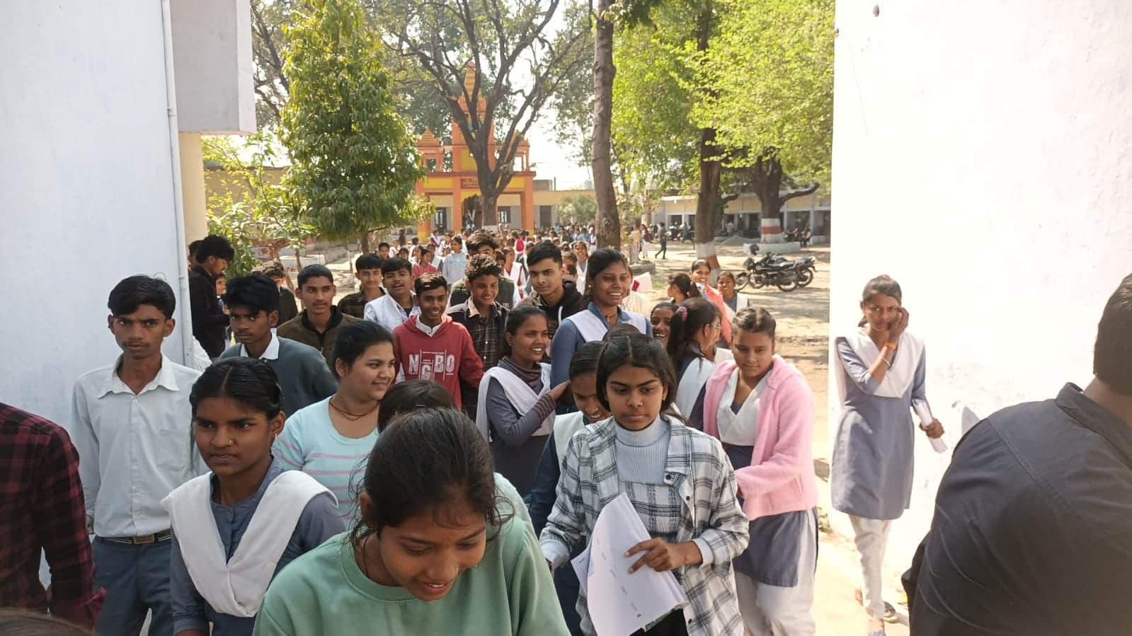  गौरीगंज के रणंजय इंटर कॉलेज से बोर्ड परीक्षा देकर बाहर आते परीक्षार्थी। संवाद