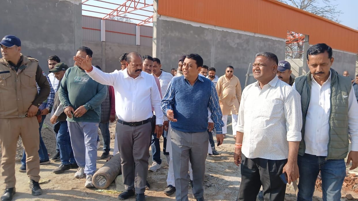 DM gets angry over the slow pace of construction of Khatima-Majhola road