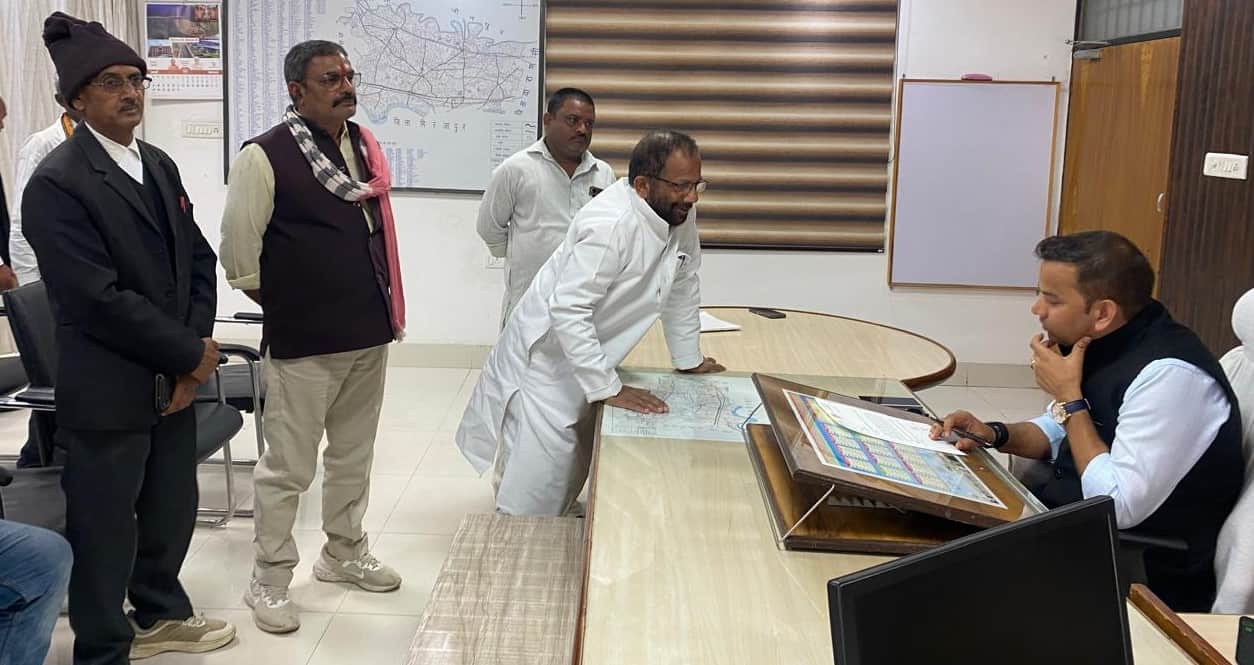 जिला मुख्यालय पर डीएम को ज्ञापन देते सपा विधायक जाहिद वेग। स्रोतसपा