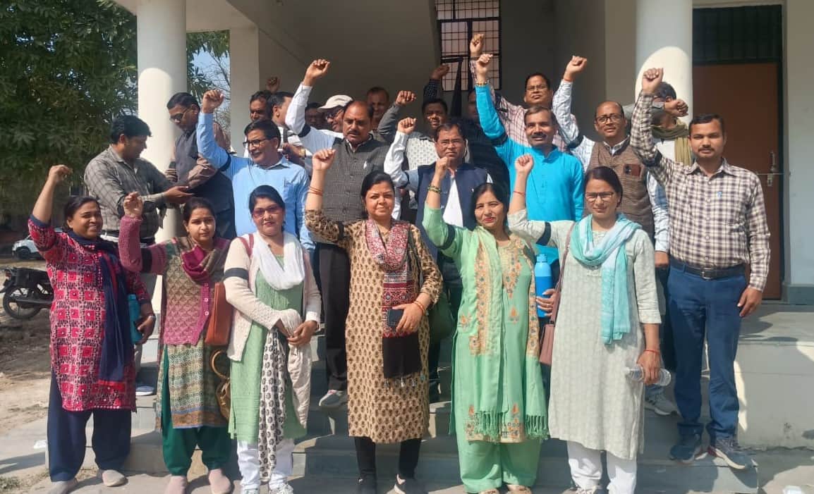 काली पट्टी बॉंध कर विरोध प्रदर्शन करते शिक्षक संघ। स्रोत संगठन