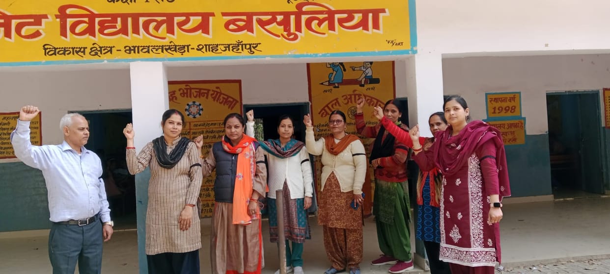 Teachers wear black armbands to protest against TET requirement
