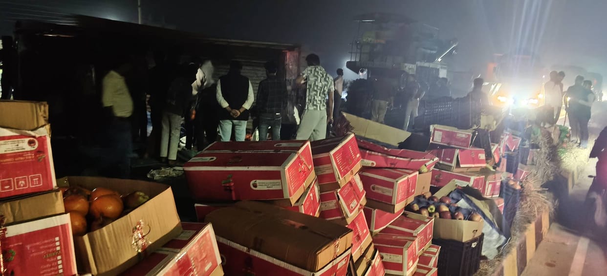 Apple-laden truck overturns on highway, traffic affected