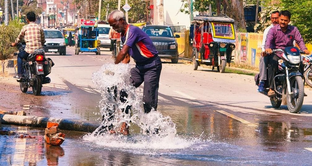 Traffic disrupted due to drain digging on Manjhanpur to Samda road