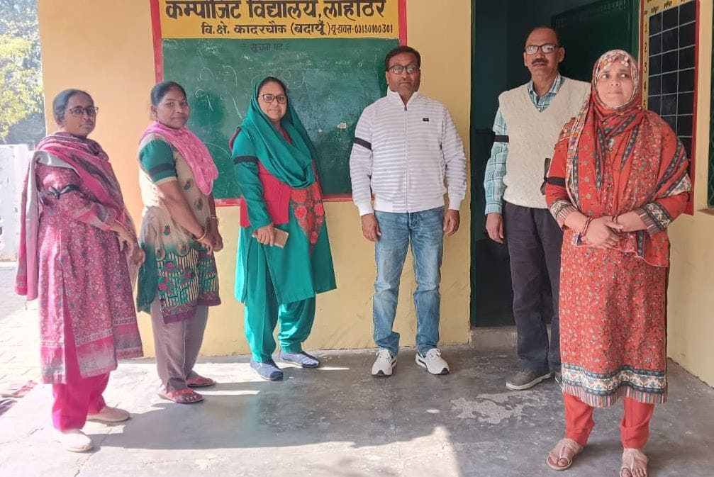 Teachers protested by wearing black bands