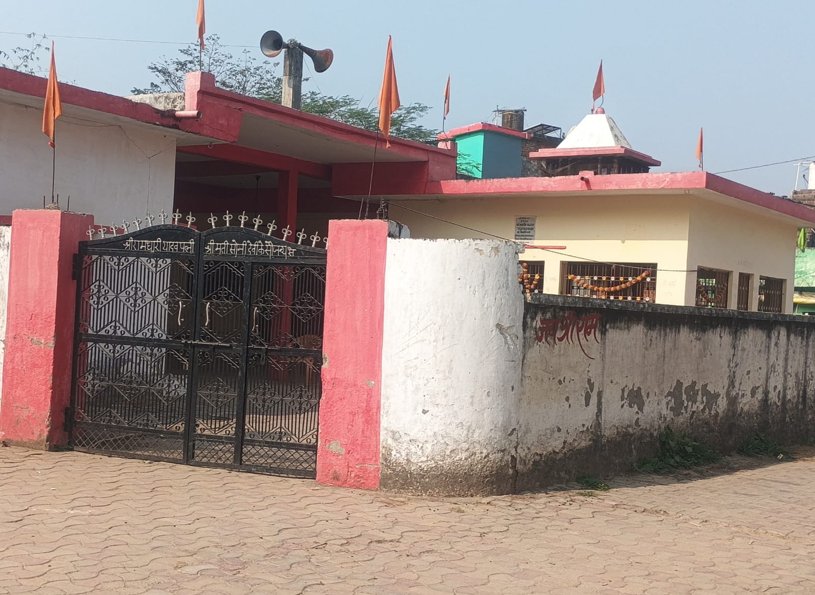 Thakurdwara of Mukhalispur locked for the throne