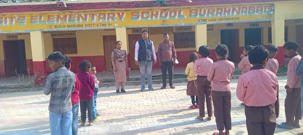 Teachers protested by wearing black bands against the mandatory TET.