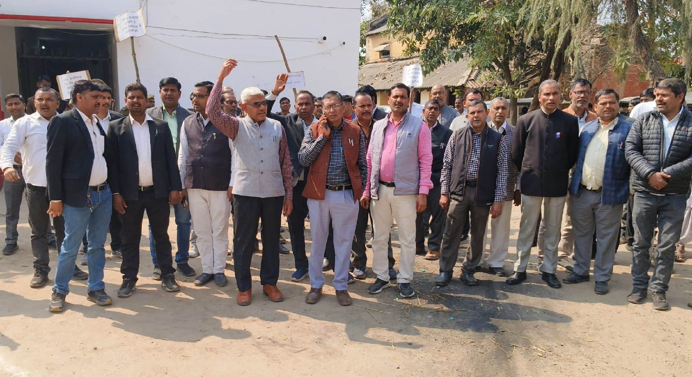 मुसाफिरखाना तहसील में प्रदर्शन करते अधिवक्ता। स्रोत संगठन