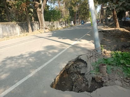 Ballia News: शहर की प्रमुुख सड़कों पर गड्ढे, गड्ढा मुक्ति अभियान का नहीं दिख रहा असर Potholes on the main roads of the city, the pothole eradication campaign is not showing any effect