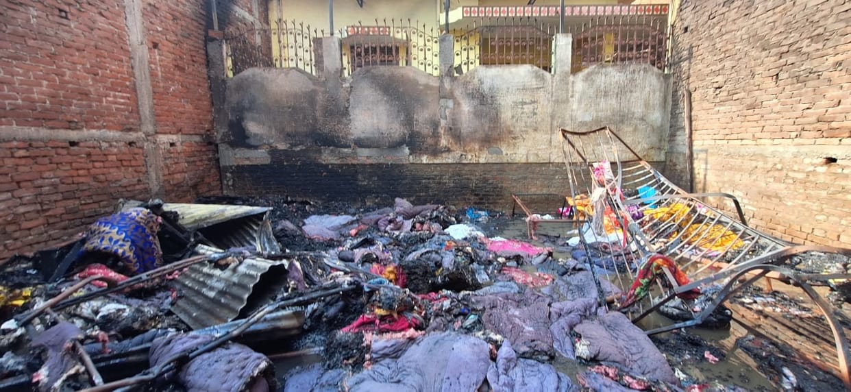 A fire broke out in a tent warehouse due to unknown reasons.