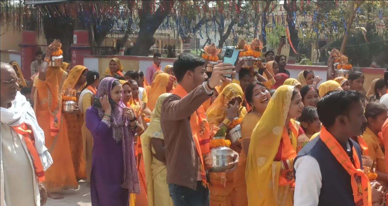 A grand Kalash Yatra was organised in Nevdhiya market.