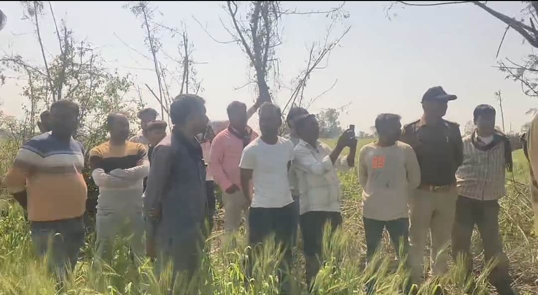 मामले की जानकारी लगते ही मौके पर भीड़ लग गई।