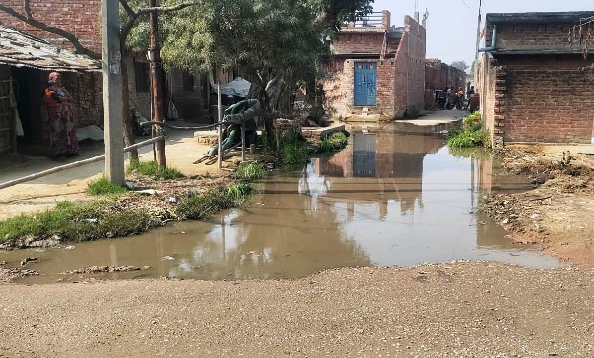 Waterlogging on the main road in Pritampur, villagers upset